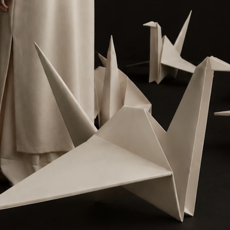 Photo — TSURU, série de sept grues de papier pliées, une cinabre [placeholder]
